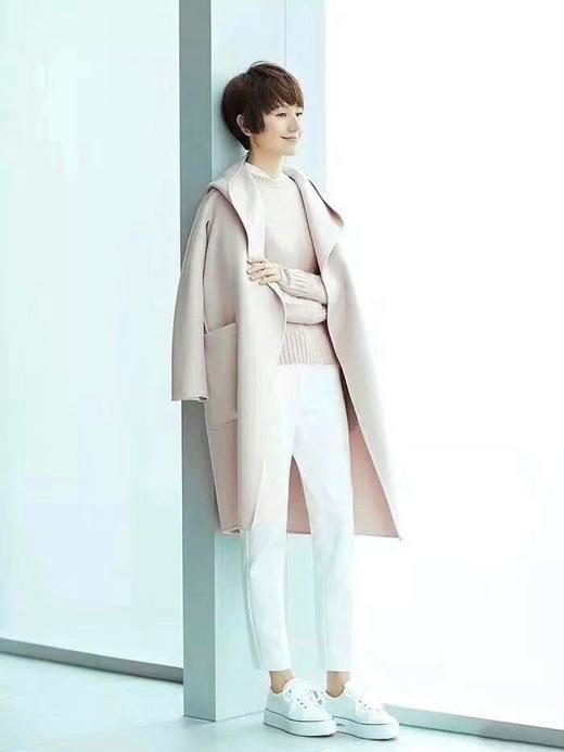 专柜销量遥遥领先 1比1还原的平替版短款大衣来啦💯连帽设计很慵懒且时尚💯简约且大方 超低价💰359‼️7天无理由退换💯抢到就是赚到😭 商品图0