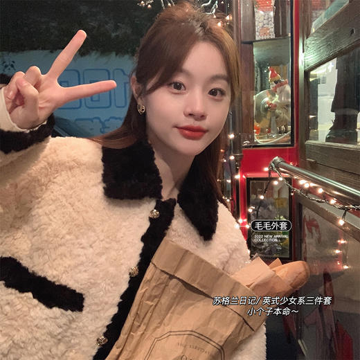 金蘑菇菇 苏格兰日记 / 英式少女系三件套  黑白香风短款毛毛外套 商品图0