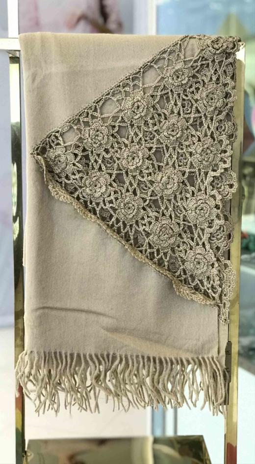 优品堂【楚楚动人】羊毛勾花🌸披肩围巾两用 商品图8