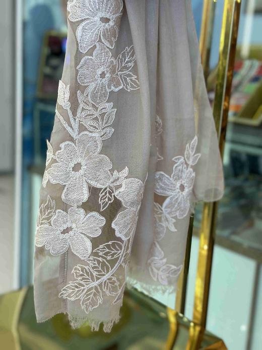 优品堂【木槿依梦】精纺羊毛绣花围巾 商品图1