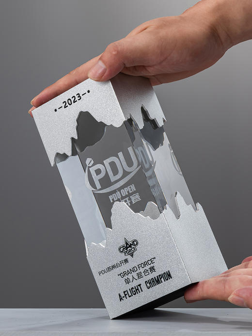 新款金属奖杯定制水晶创意立体山峰魔方定做企业年会团队内雕奖杯 商品图2
