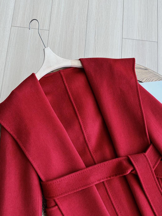 专柜销量遥遥领先 1比1还原的平替版短款大衣来啦💯连帽设计很慵懒且时尚💯简约且大方 超低价💰359‼️7天无理由退换💯抢到就是赚到😭 商品图11