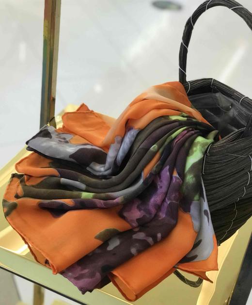 优品堂【浓墨重彩】100%桑蚕丝110*110方巾 商品图1