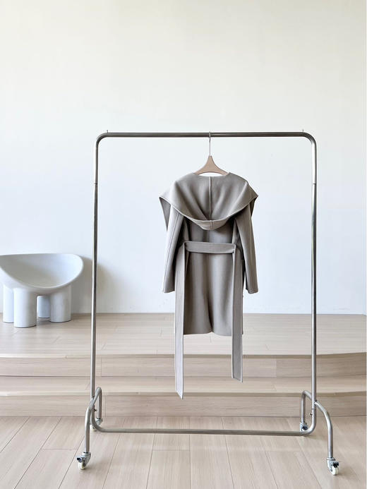 专柜销量遥遥领先 1比1还原的平替版短款大衣来啦💯连帽设计很慵懒且时尚💯简约且大方 超低价💰359‼️7天无理由退换💯抢到就是赚到😭 商品图8