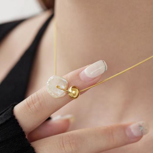 【包邮】Oflye潮流饰品 天然巴洛克珍珠项链女小众轻奢金色颈链气质小圆球锁骨链 商品图2