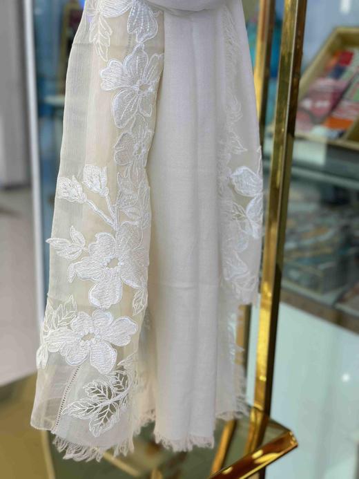 优品堂【木槿依梦】精纺羊毛绣花围巾 商品图3