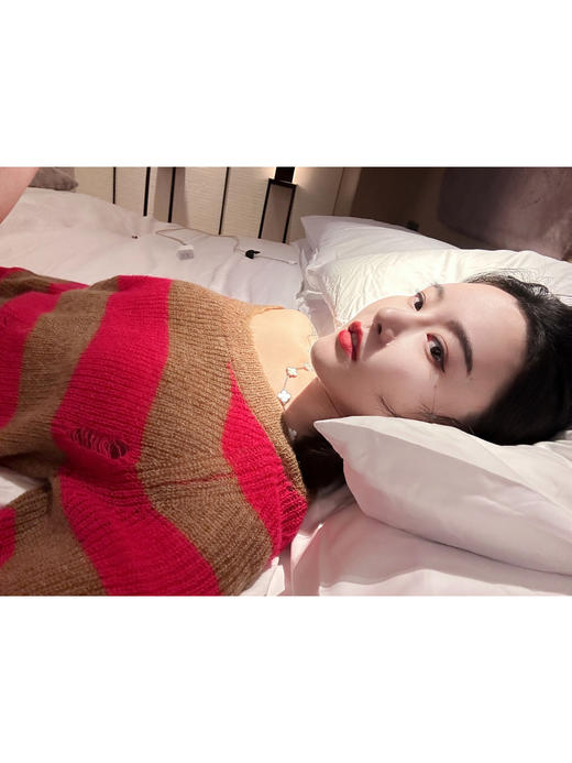 DUO 芭比棕熊 Barbicore美拉德完美融合条纹宽松马海毛锁骨毛衣 商品图3