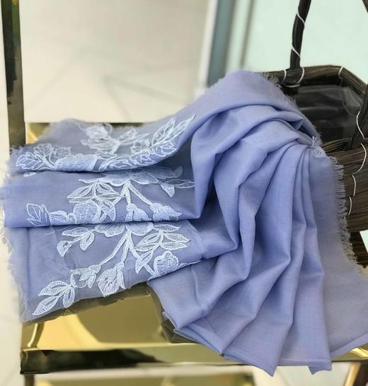 优品堂【木槿依梦】精纺羊毛绣花围巾 商品图5