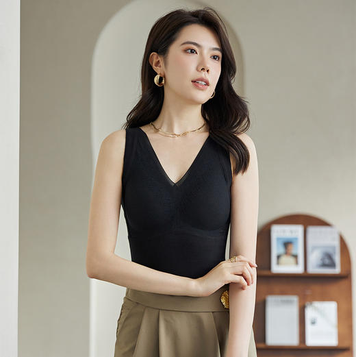 【舒适贴身，保暖发热】漫步在秋冬的奇境，感受石墨烯的魔力；轻盈无痕，一体包裹。德绒保暖背心蕾丝打底衫，让你成为冬日中的时尚女神。 商品图3