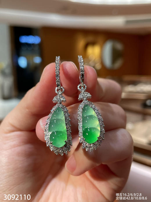 3092110，玻璃飘翠福豆耳坠。具体价格微信咨询 商品图6