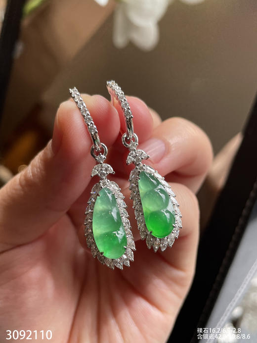 3092110，玻璃飘翠福豆耳坠。具体价格微信咨询 商品图5