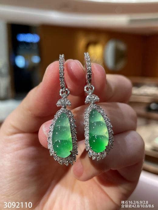 3092110，玻璃飘翠福豆耳坠。具体价格微信咨询 商品图0