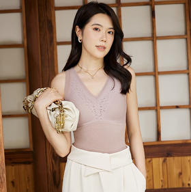 【舒适贴身，保暖发热】漫步在秋冬的奇境，感受石墨烯的魔力；轻盈无痕，一体包裹。德绒保暖背心蕾丝打底衫，让你成为冬日中的时尚女神。