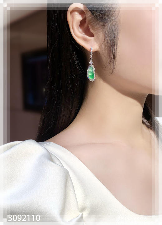 3092110，玻璃飘翠福豆耳坠。具体价格微信咨询 商品图4