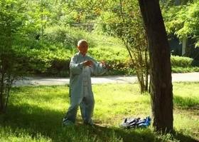 每天早晨这样站一站，功效等于“10味药”：去湿气，降血压，改善腰椎疼痛...