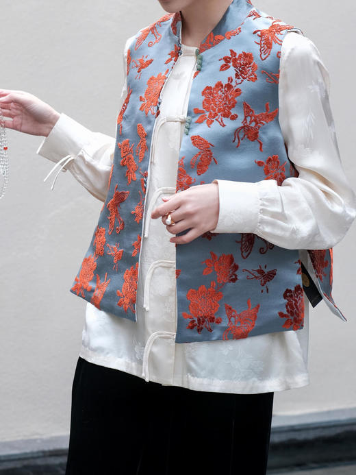 盛唐牡丹 |真丝漳绒立领新中式马甲-冰蓝底-铁锈红纹 商品图0