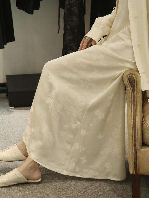 瑕疵 | 盛唐牡丹 |香槟色真丝提花麻花吊带连衣裙[特价品](特殊商品不退不换) 商品图3