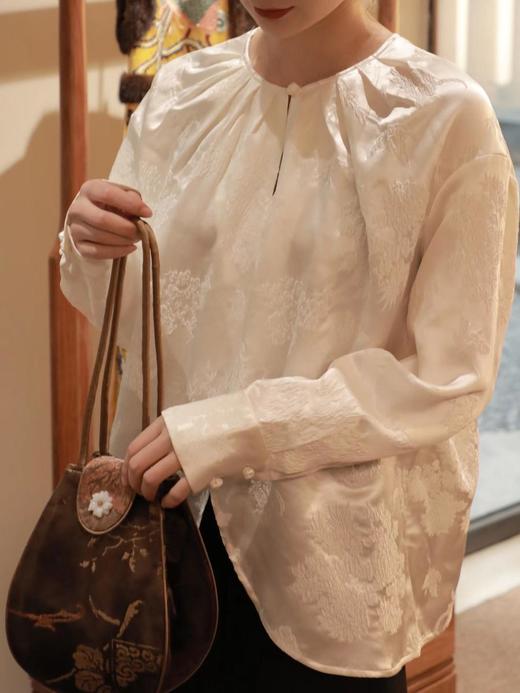 瑕疵|  盛唐牡丹 |真丝压花圆领女上衣-珍珠白 [特价品] 商品图5