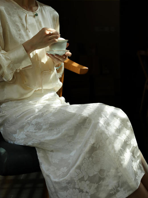 瑕疵|盛唐牡丹 | 时髦玉扣花香引蝶对襟女衬衫[特价品] 商品图1