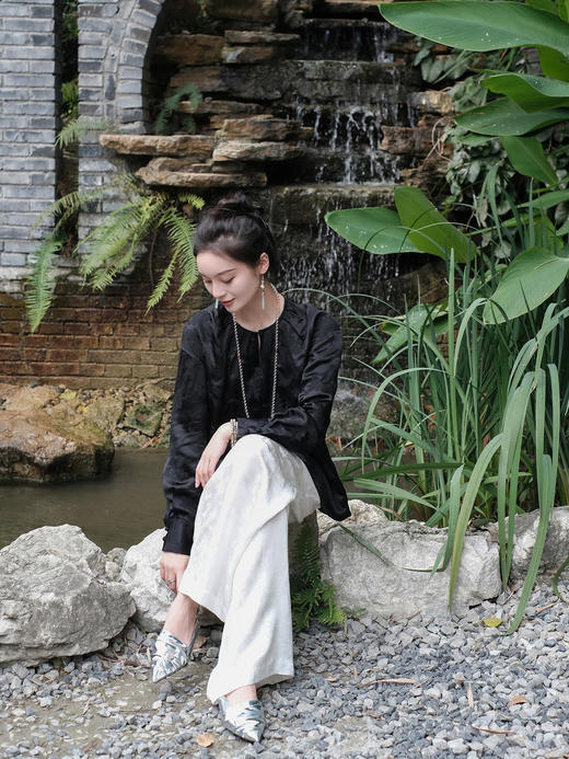 盛唐牡丹 |真丝压花圆领女上衣-黑色 商品图3