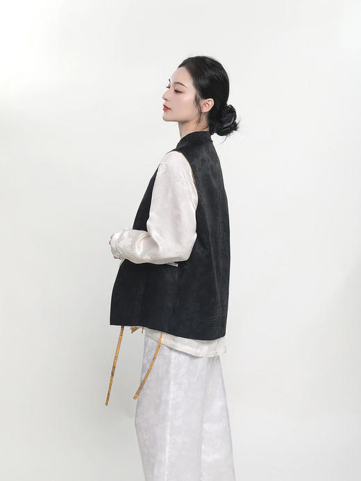 瑕疵|  盛唐牡丹 |花香引蝶真丝宋锦新中式马甲正反两穿（内衬布料随机搭配：黑色蝶恋花内衬或黑色清明上河图内衬）[特价品]](特殊商品不退不换) 商品图6