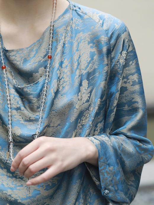 盛唐牡丹 |深蓝清明上河图真丝提花荡领女上衣 商品图1