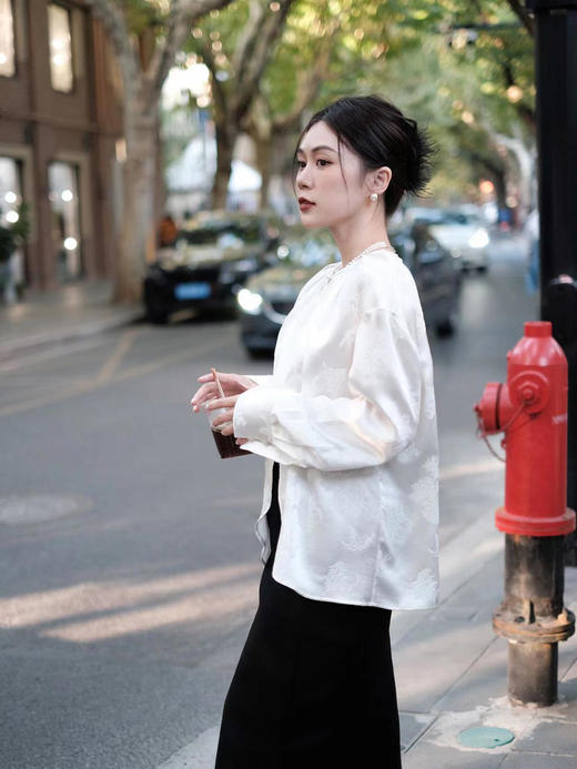 瑕疵|  盛唐牡丹 |真丝压花圆领女上衣-珍珠白 [特价品] 商品图10