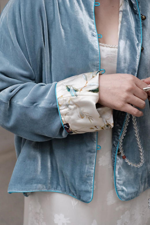 微瑕秒杀| 盛唐牡丹 |真丝丝绒浅蓝短上衣[特价品](特殊商品不退不换) 商品图1