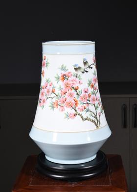 粉彩水点桃花春讯书画瓶