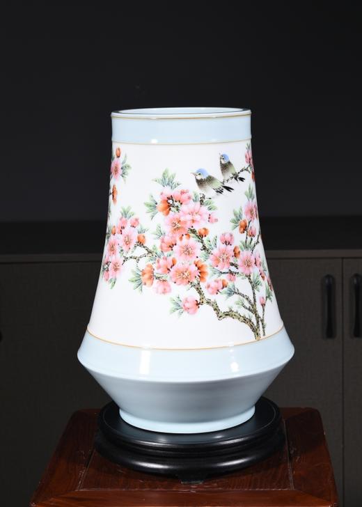 粉彩水点桃花春讯书画瓶 商品图0