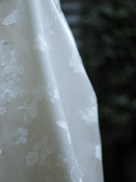 瑕疵 | 盛唐牡丹 |香槟色真丝提花麻花吊带连衣裙[特价品](特殊商品不退不换) 商品图8