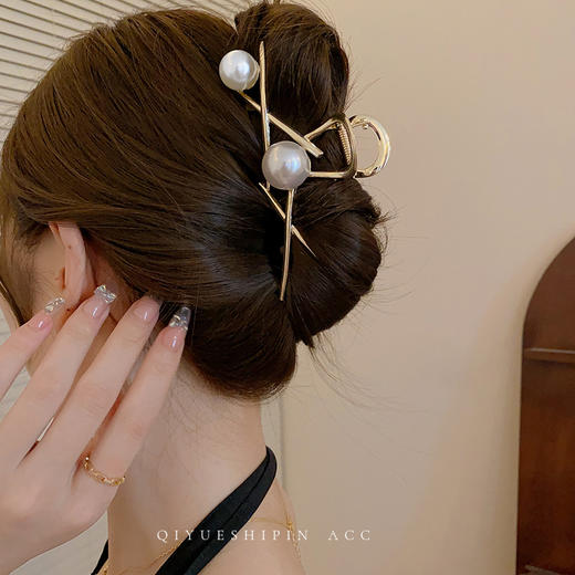 2023新款【珍珠交叉发夹】后脑勺金属发卡夹  气质发夹头饰  大号鲨鱼夹 商品图3