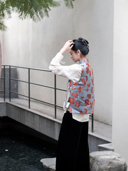 盛唐牡丹 |真丝漳绒立领新中式马甲-冰蓝底-铁锈红纹 商品图4