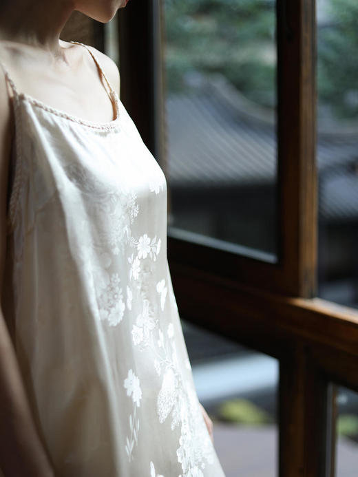 瑕疵 | 盛唐牡丹 |香槟色真丝提花麻花吊带连衣裙[特价品](特殊商品不退不换) 商品图9