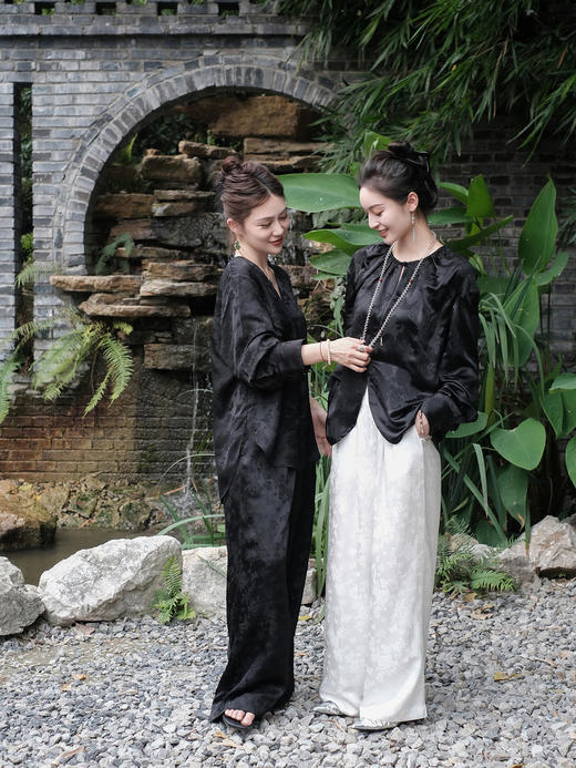 盛唐牡丹 |真丝压花圆领女上衣-黑色 商品图8