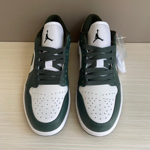 秋冬特惠💰390 纯原版本 # Air Jordan 1 Low "White Olive" 绿白 乔丹篮球鞋系列 采用简单的双色调 白色和橄榄绿拼色 商品图7