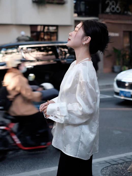 瑕疵|  盛唐牡丹 |真丝压花圆领女上衣-珍珠白 [特价品] 商品图11
