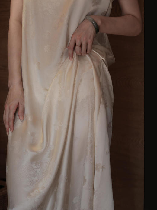 瑕疵 | 盛唐牡丹 |香槟色真丝提花麻花吊带连衣裙[特价品](特殊商品不退不换) 商品图2