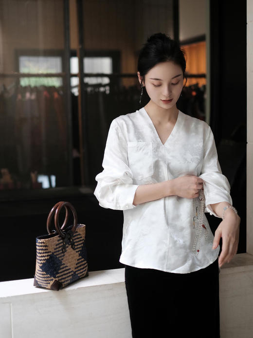 瑕疵|盛唐牡丹 | 珍珠白蝶恋花女上衣[特价品](特殊商品不退不换) 商品图0