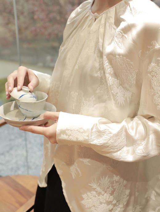 瑕疵|  盛唐牡丹 |真丝压花圆领女上衣-珍珠白 [特价品] 商品图3