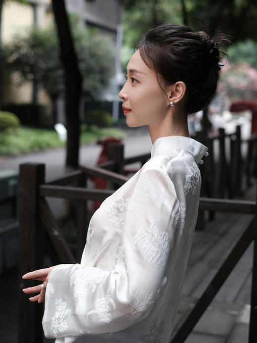 微瑕秒杀|  盛唐牡丹|真丝冠乐绉褶皱款上衣-白色 [特价品](特殊商品不退不换) 商品图8