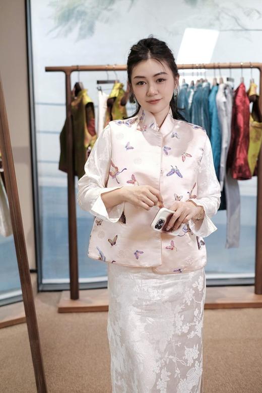 盛唐牡丹|真丝缎手推绣百蝶纹样马甲 商品图7