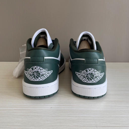 秋冬特惠💰390 纯原版本 # Air Jordan 1 Low "White Olive" 绿白 乔丹篮球鞋系列 采用简单的双色调 白色和橄榄绿拼色 商品图4