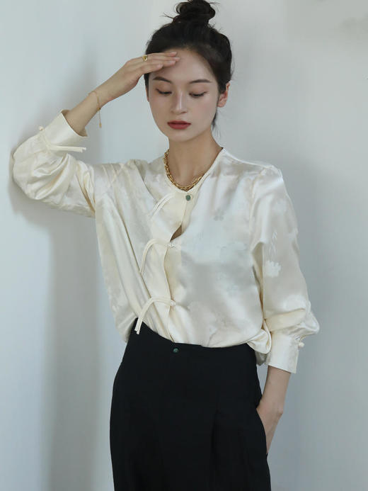 瑕疵|盛唐牡丹 | 时髦玉扣花香引蝶对襟女衬衫[特价品] 商品图3