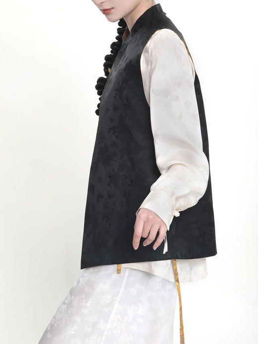 瑕疵|  盛唐牡丹 |花香引蝶真丝宋锦新中式马甲正反两穿（内衬布料随机搭配：黑色蝶恋花内衬或黑色清明上河图内衬）[特价品]](特殊商品不退不换) 商品图9