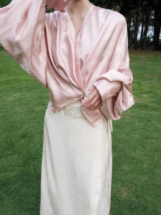 盛唐牡丹 | 粉色蝶恋花/紫色喜鹊缠枝真丝提花褶皱上衣 商品图4