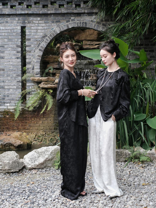 盛唐牡丹 |真丝压花圆领女上衣-黑色 商品图7