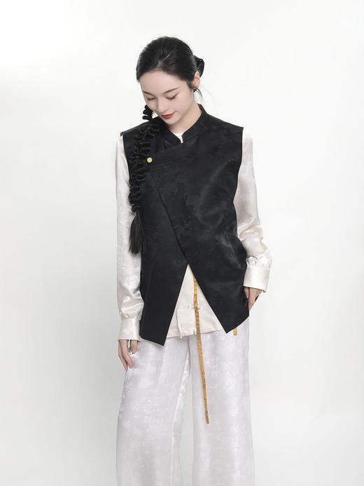 瑕疵|  盛唐牡丹 |花香引蝶真丝宋锦新中式马甲正反两穿（内衬布料随机搭配：黑色蝶恋花内衬或黑色清明上河图内衬）[特价品]](特殊商品不退不换) 商品图5