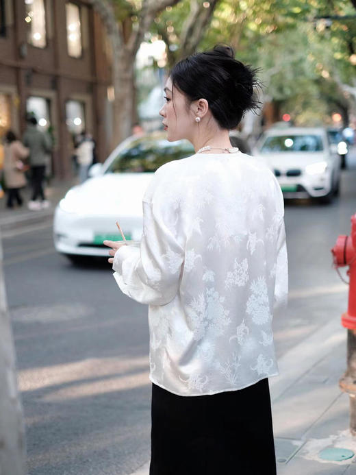 瑕疵|  盛唐牡丹 |真丝压花圆领女上衣-珍珠白 [特价品] 商品图7