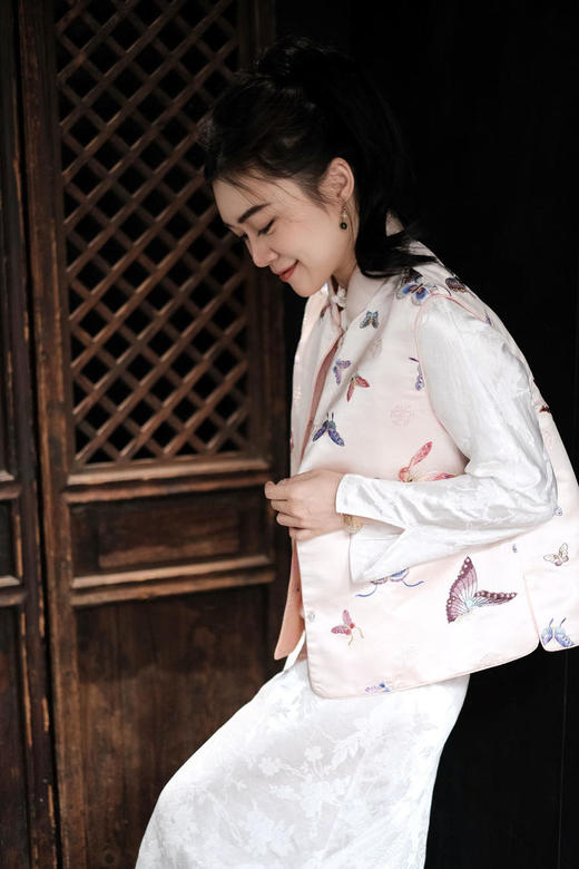 盛唐牡丹|真丝缎手推绣百蝶纹样马甲 商品图4